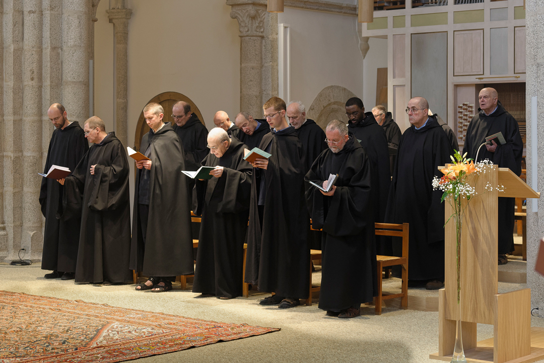 Moines de la communautés de la Pierre qui vire